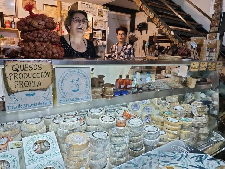  María Jesús Rodríguez Cerqueira al frente de su tienda Quesos Monte Robledo Aracena, en Aracena (Huelva) 