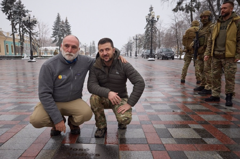  El presidente de Ucrania, Volodimir Zelenski, y el chef José Andrés junto a la placa en su honor en Kiev - PRESIDENCIA DE UCRANIA 