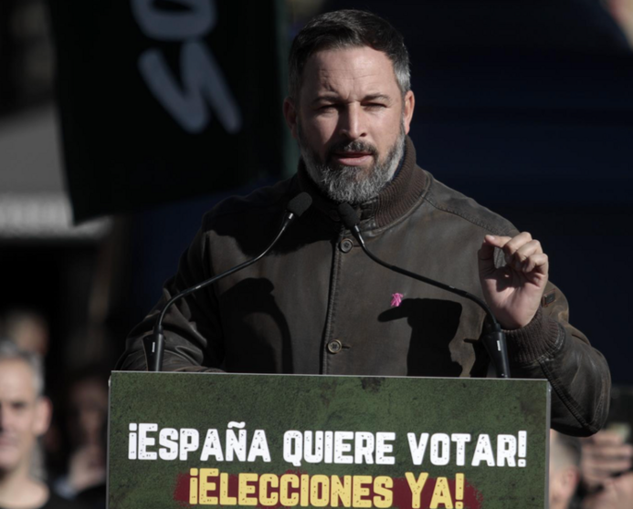  El líder de Vox, Santiago Abascal, interviene durante una manifestación convocada por la formación parlamentaria Vox, en la Plaza de la Universidad, a 19 de noviembre de 2022, en Barcelona, Catalunya (España). - Kike Rincón - Europa Press 