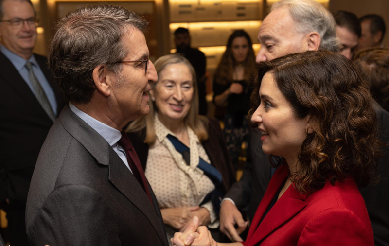  El presidente del PP, Alberto Núñez Feijóo y la presidenta de la Comunidad de Madrid, Isabel Díaz Ayuso, durante un desayuno informativo de Europa Press en el Hotel Hyatt Regency Hesperia, a 22 de noviembre de 2022, en Madrid (España). - Eduardo Parra - Europa Press 