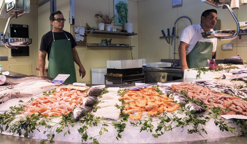  Archivo - Pescadería en un mercado de abastos - María José López - Europa Press - Archivo 