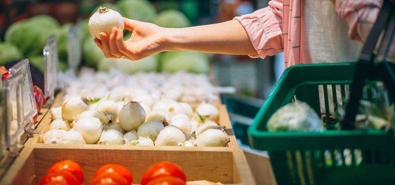  Persona comprando verduras 