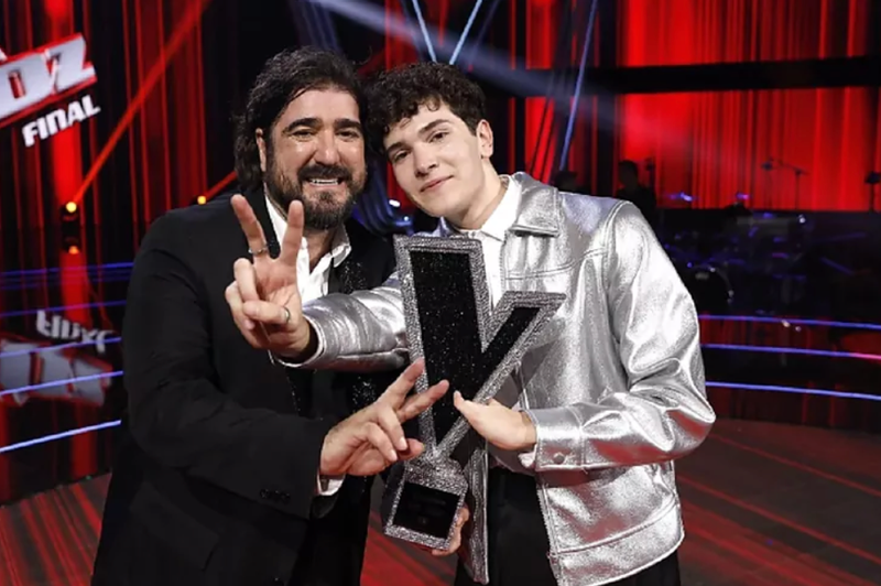  Antonio Orozco, junto al ganador de La Voz, el lucentino Javier Crespo. ANTENA 3 