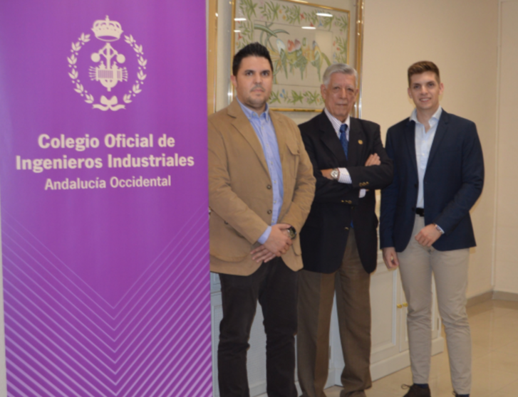  En la fotografía: Reyes Fernández Muñoz, Rafael Rubén Sola Guirado y José Pulido Monterroso, presidente-delegado del Colegio Oficial de Ingenieros Industriales de Andalucía Occidental en Córdoba. 