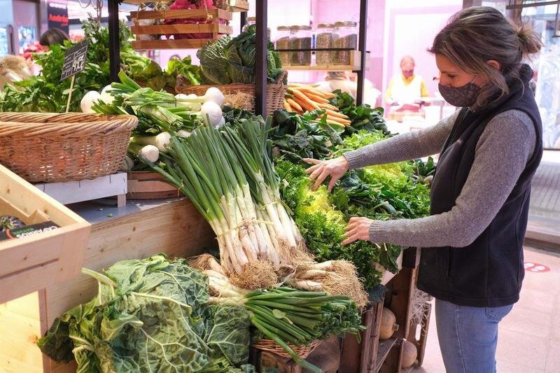  Una mujer coloca los 'calçots’ en su establecimiento de verduras, a 28 de enero de 2022, en Maspujols, Tarragona, Catalunya (España). Comienza en la provincia de Tarragona la temporada de recogida de los ‘calçots’. Esta variedad de cebolla da lu 