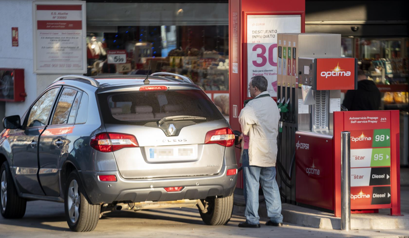  Un hombre reposta combustible en una gasolinera, a 27 de diciembre de 2022, en Madrid (España). - A. Pérez Meca - Europa Press 