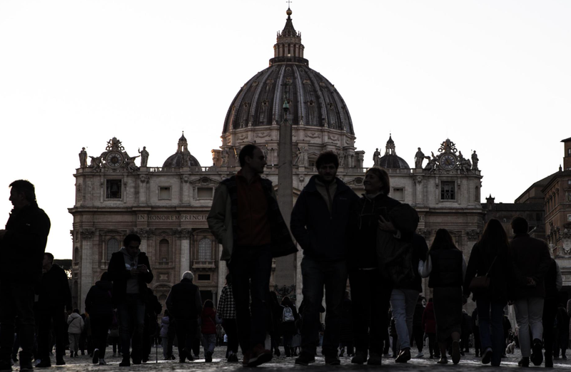  December 28, 2022, VATICAN CITY, Italia: People walk in St. Peter's Square, Vatican City, 28 December 2022. Pope Francis on 28 December asked the faithful to pray for his predecessor, Pope Emeritus Benedict XVI, who he said was 'very sick' at the age of 9 - Europa Press/Contacto/Angelo Carconi 