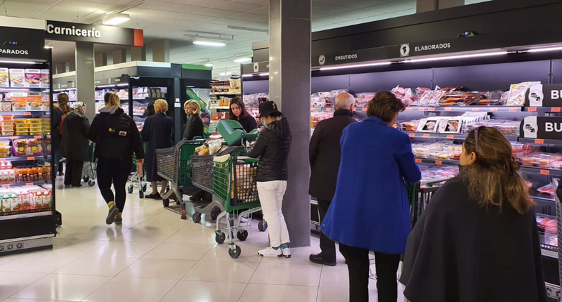  Archivo - Gente comprando en un supermercado. - Europa Press - Archivo 