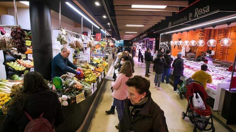  Clientes en un mercado este lunes 2 de enero 