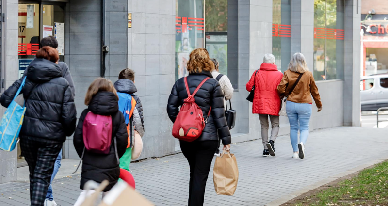  Archivo - Varias personas pasan frente a una oficina de empleo en Madrid - Carlos Luján - Europa Press - Archivo 