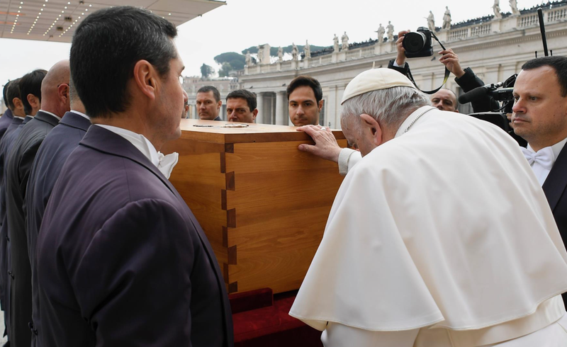  El Papa reza ante el ataud de Benedicto XVI - VATICAN MEDIA 