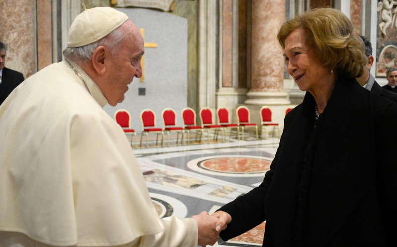  La Reina Sofía saludando al Papa Francisco. - VATICAN MEDIA 