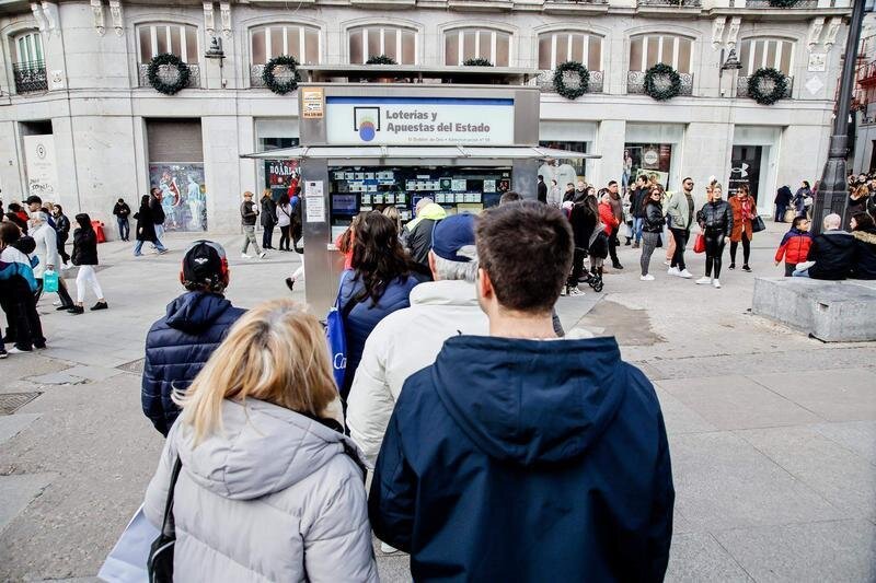  Varias personas hacen cola para comprar lotería para el Sorteo Extraordinario del Niño, a 2 de enero de 2023 