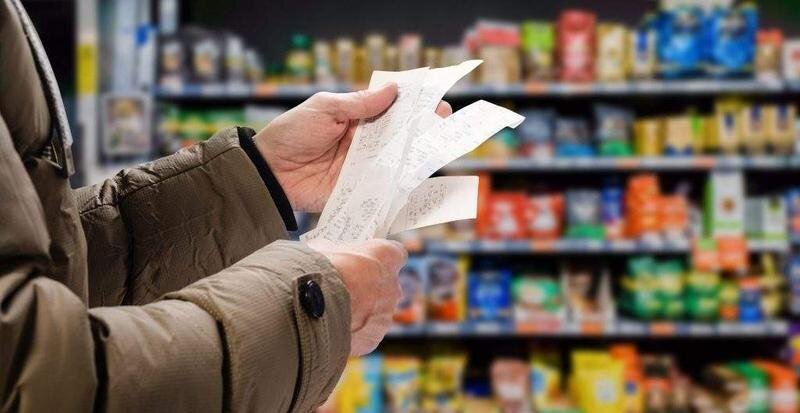  Mujer mirando la lista de la compra 