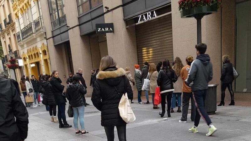  Cola en la puerta del Zara de Calle Concepción este sábado. 