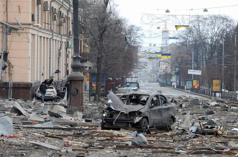  Calle bombardeada en Jarkov, Ucrania 