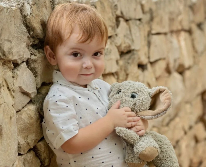  Marcos junto a su peluche 