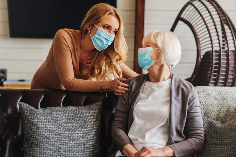  Madre e hija con mascarillas 