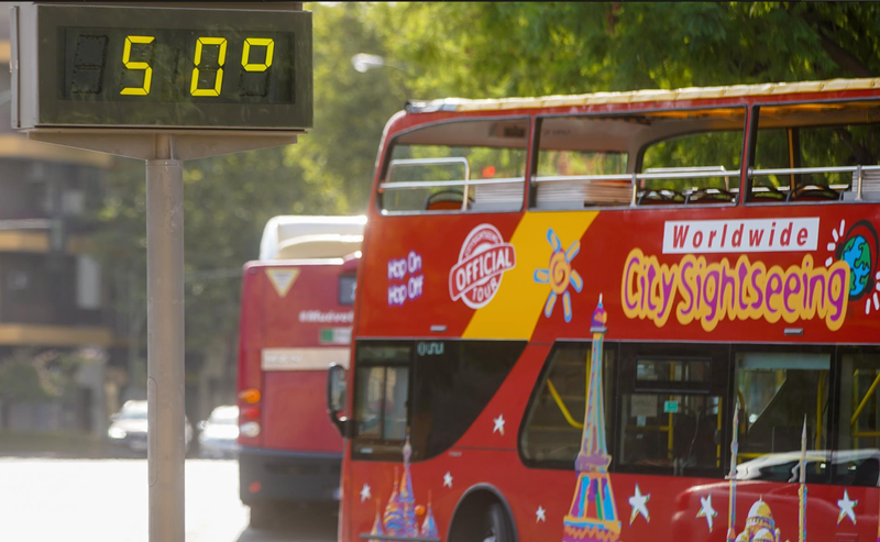  Archivo - Un autobús turístico pasa sin pasajeros delante de un termómetro que marca 5Oº en otro día con altas temperaturas en la capital andaluza a 25 de julio del 2022 en Sevilla (Andalucía, España) - Eduardo Briones - Europa Press - Archivo 