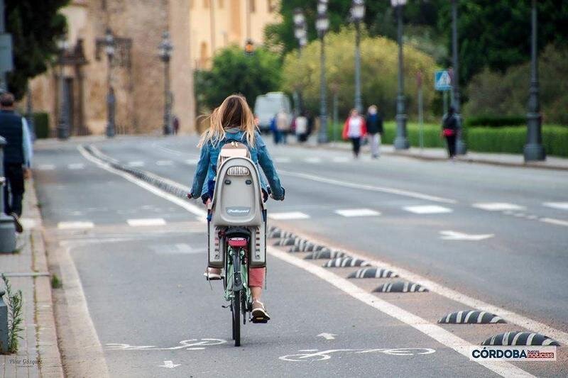  Mujer en bicicleta por Avenida del Alcázar / Pilar Gázquez. 