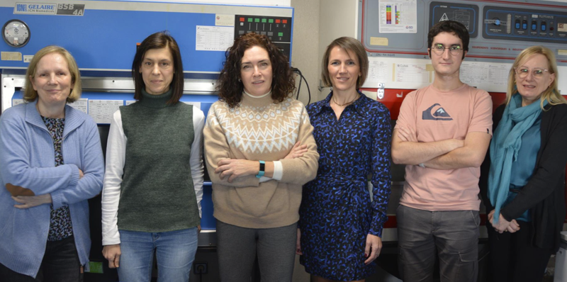  ​María Luisa Gaspar, Maribel Cortegano, Belén De Andrés, Mercedes Rodríguez, Alejandro Arrabal Y Victoria López, En Uno De Los Laboratorios Del Centro Nacional De Microbiología Del ISCIII. - ISCIII 