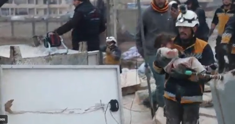  Momento en el que rescatan a una niña en Siria tras los escombros del terremoto 