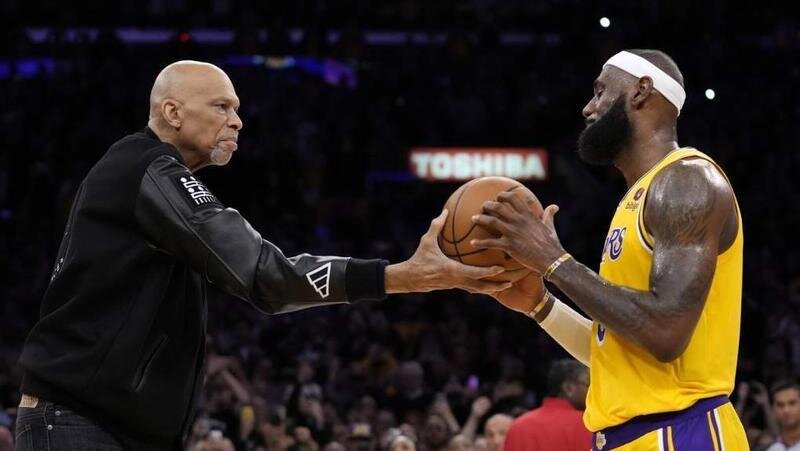  Momento en el que Kareem Abdul Jabbar hace el pase de antorcha a LeBron James, tras conseguir superar su récord de anotación 