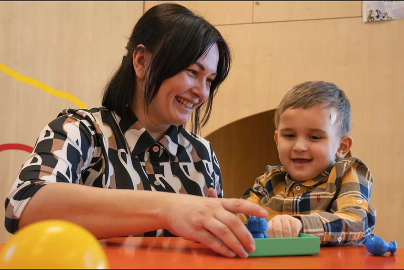  El pequeño Makar jugando con su madre 