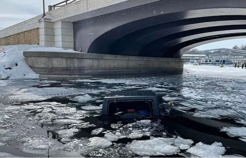  El Jeep dentro del lago helado de Iowa 