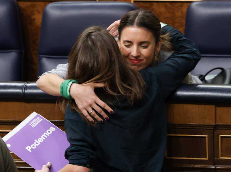  La diputada de Unidas Podemos Lucia Muñoz y la ministra de Igualdad, Irene Montero, durante la sesión plenaria en el Congreso. - Marta Fernández Jara - Europa Press 