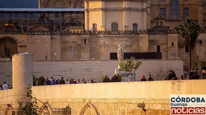  Varias personas pasean sobre el Puente Romano 