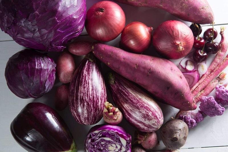  Variedad de verduras crudas moradas 