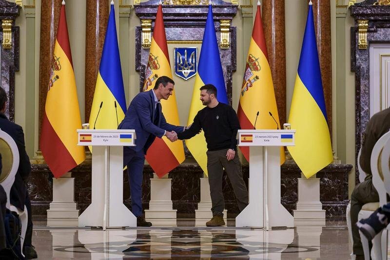  El presidente del Gobierno de España, Pedro Sánchez (i), y el presidente de Ucrania, Volodimir Zelenski (d), 