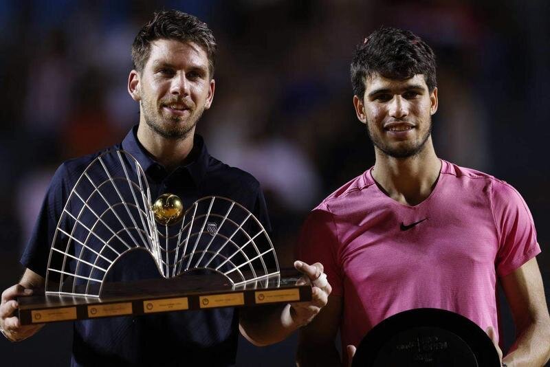  Carlos Alcaraz junto a Norrie tras perder en la final de Río 