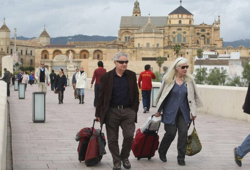  Turistas en el Puente Romano.  