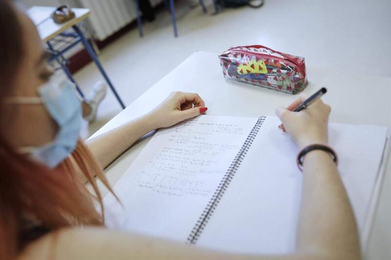  Una alumna realizando ejercicios 