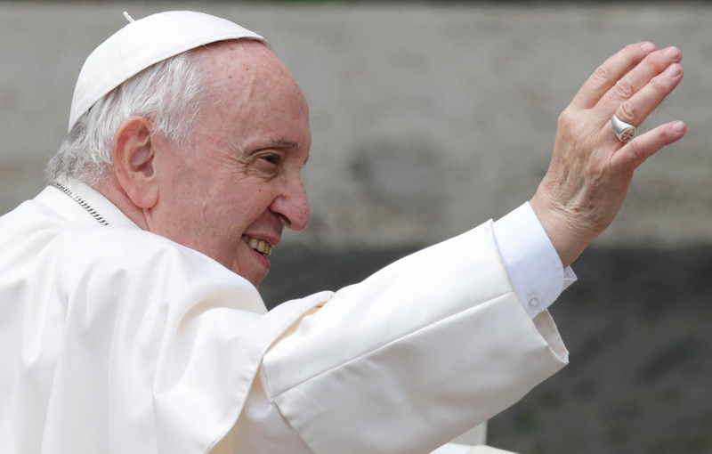  Archivo - 04 May 2022, Vatican, Vatican City: Pope Francis waves as he arrives to lead the Wednesday general audience at St. Peter's Square. Photo: Evandro Inetti/ZUMA Press Wire/dpa - Evandro Inetti/ZUMA Press Wire/d / DPA - Archivo 