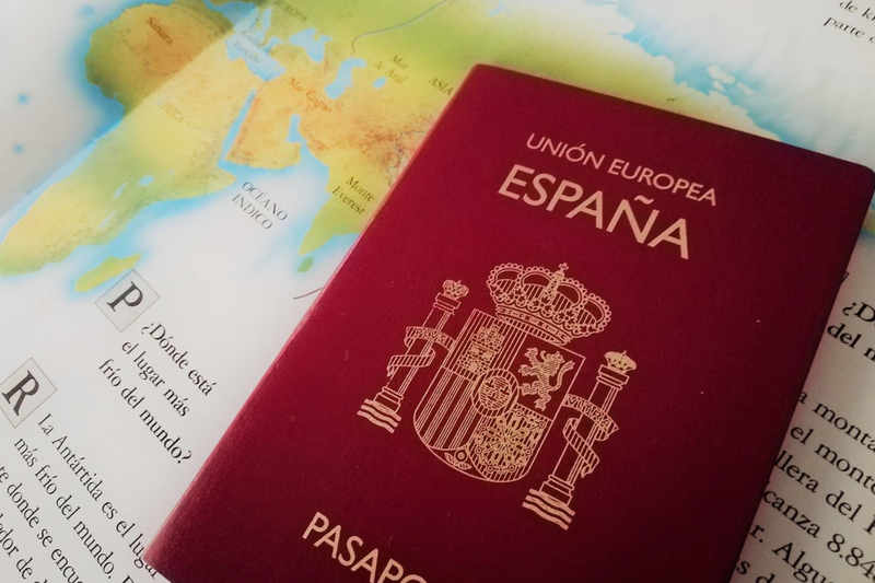  Archivo - Pasaporte español sobre un mapa. - EUROPA PRESS - Archivo 