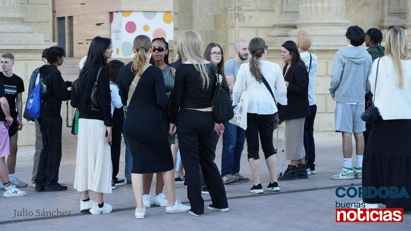  Grupo de turistas en la Puerta del Puente Romano. JS 