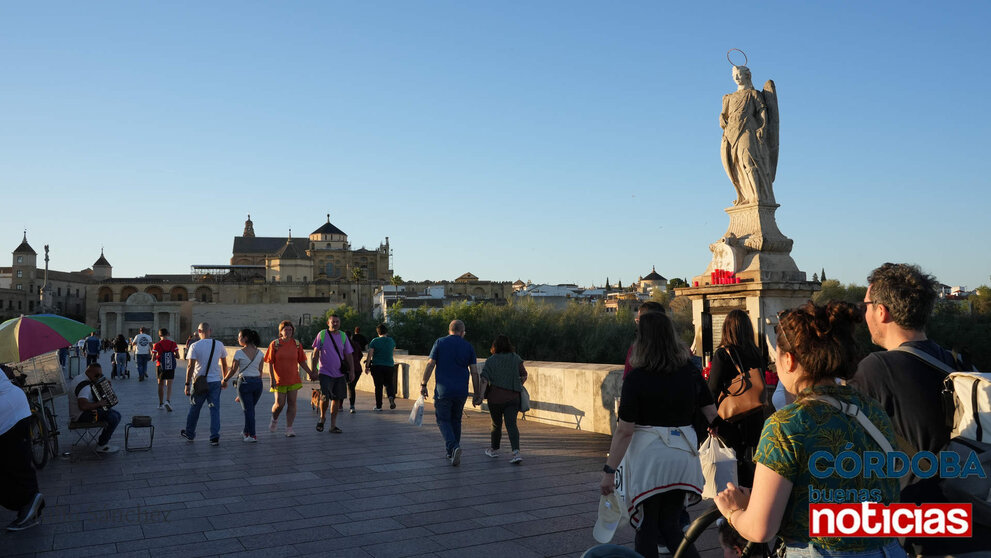  Turistas en Puente Romano. JS 