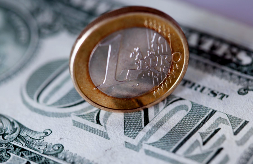  Archivo - FILED - 09 May 2011, Cologne: A one-euro coin lies on a one-dollar bill. The value of the euro currency has fallen to reach parity with the US dollar for the first time in almost 20 years. Photo: picture alliance / Oliver Berg/dpa - picture alliance / Oliver Berg/d / DPA - Archivo 