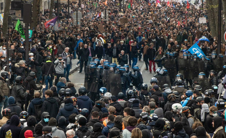  Protestas en París contra la reforma de las pensiones impulsada por el Gobierno - Europa Press/Contacto/Ahmed Hariry 