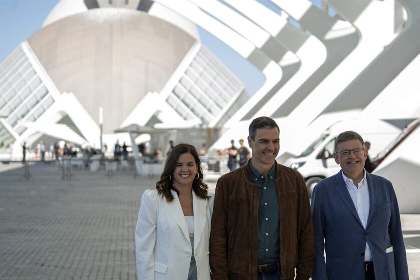  La candidata del PSPV al Ayuntamiento de Valencia , Sandra Gómez; el secretario general del PSOE y presidente del Gobierno, Pedro Sánchez, y el presidente de la Generalitat de Valencia, Ximo Puig 