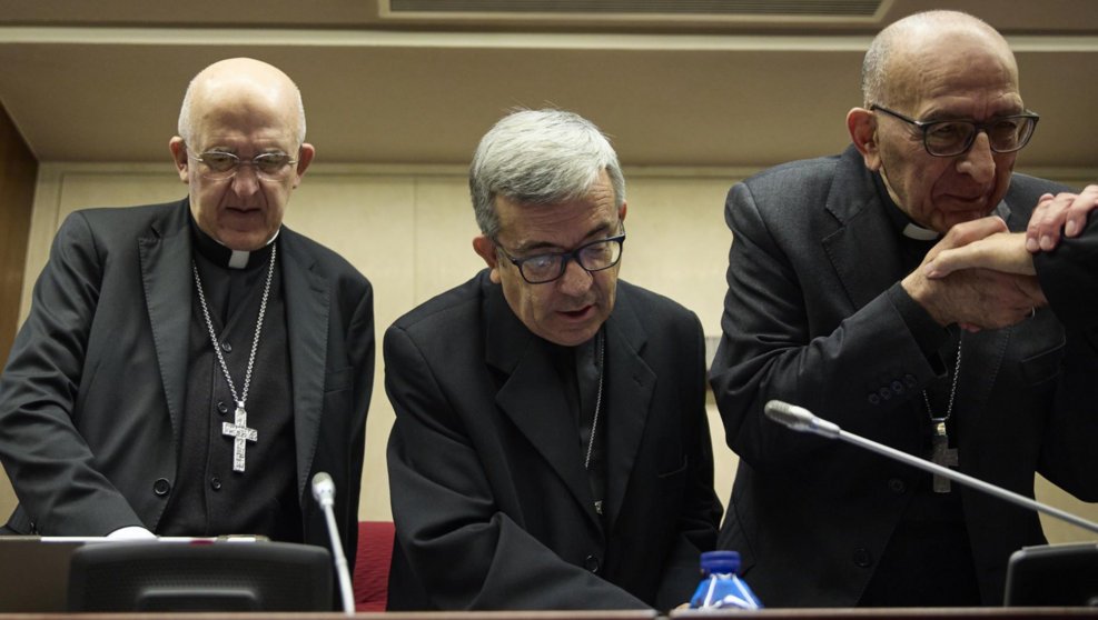  Archivo - (I-D) El cardenal arzobispo de Madrid, Carlos Osoro; el arzobispo de Valladolid, Luis Argüello, y el presidente de la Conferencia Episcopal Española, el cardenal y arzobispo de Barcelona, Juan José Omella. - Jesús Hellín - Europa Press - Archivo 