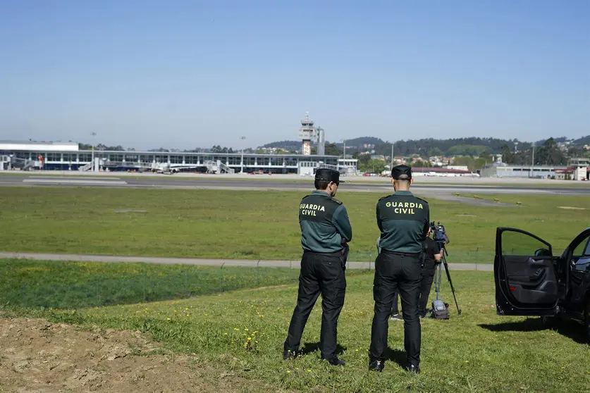  Dos agentes de la Guardia Civil en las inmendaciones de la pista de aterrizaje del aeropuerto de Peinador, en Vigo 