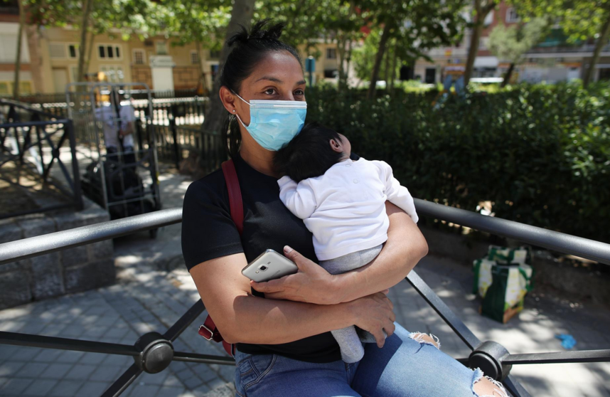  Archivo - Una mujer con su bebé en brazos a las puertas de una parroquia durante la pandemia. - Eduardo Parra - Europa Press - ArchivoArchivo - Una mujer con su bebé en brazos a las puertas de una parroquia durante la pandemia. - Eduardo Parra - Europa Press - Archivo 