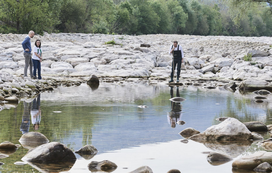  Varias personas en uno de los tramos del río Pas que sufre sequía, a 28 de abril de 2023, en Corvera de Toranzo, Cantabria (España). Cantabria suspenderá temporalmente, y desde mañana 29 de abril, la pesca en cuatro tramos de los ríos Asón, Pas, Nansa y D - César Ortiz - Europa Press 