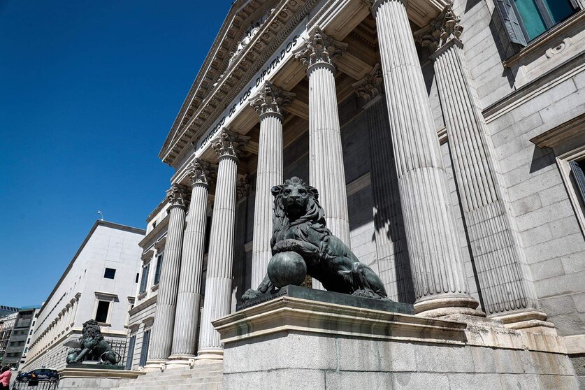  Fachada del Congreso de los Diputados de Madrid con sus emblemáticos leones 