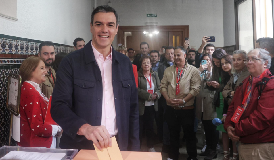  El secretario general del PSOE y presidente del Gobierno de España, Pedro Sánchez, ejerce su derecho al voto en el Colegio de Nuestra Señora del Buen Consejo, a 28 de mayo de 2023, en Madrid (España). Hoy, 28M, se celebran en España elecciones municipales - Ricardo Rubio - Europa Press 