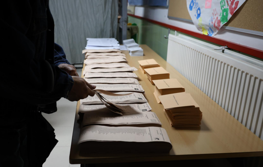  Votantes eligen las papeletas para votar en un colegio electoral, a 28 de mayo de 2023, en Madrid, Comunidad de Madrid (España). - Marta Fer 